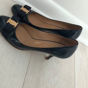 Ferragamo vara bow pump